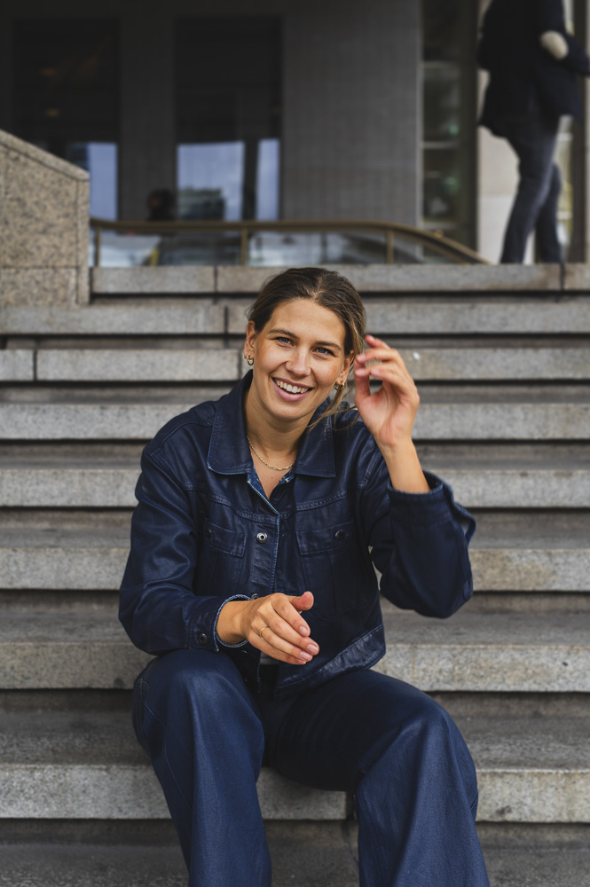 Linda Straathof op een trap