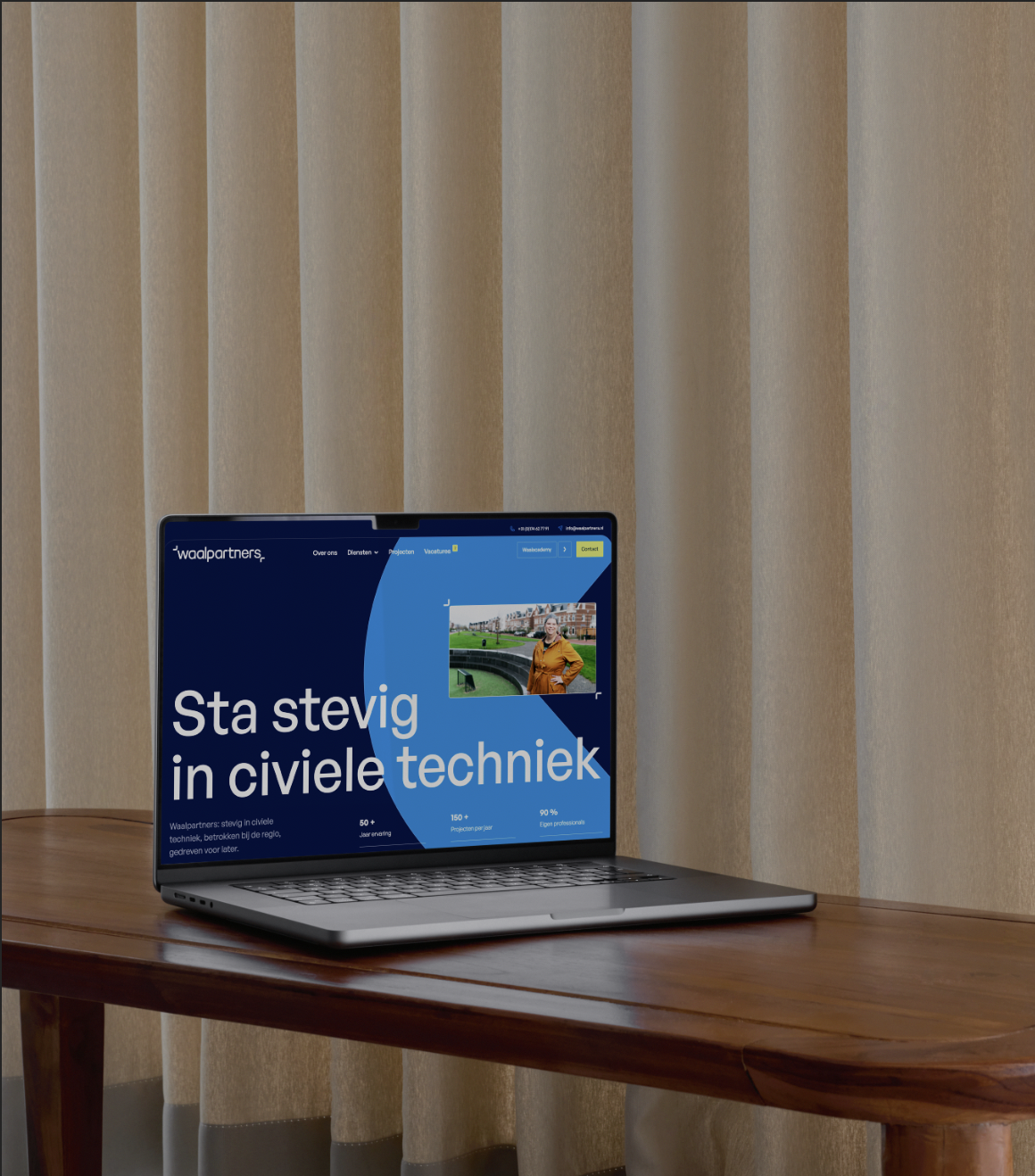 Laptop met de Waalpartners website
